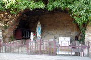 village de Janjevo Kosovo - reproduction grotte de Lourdes village de Janjevo Kosovo